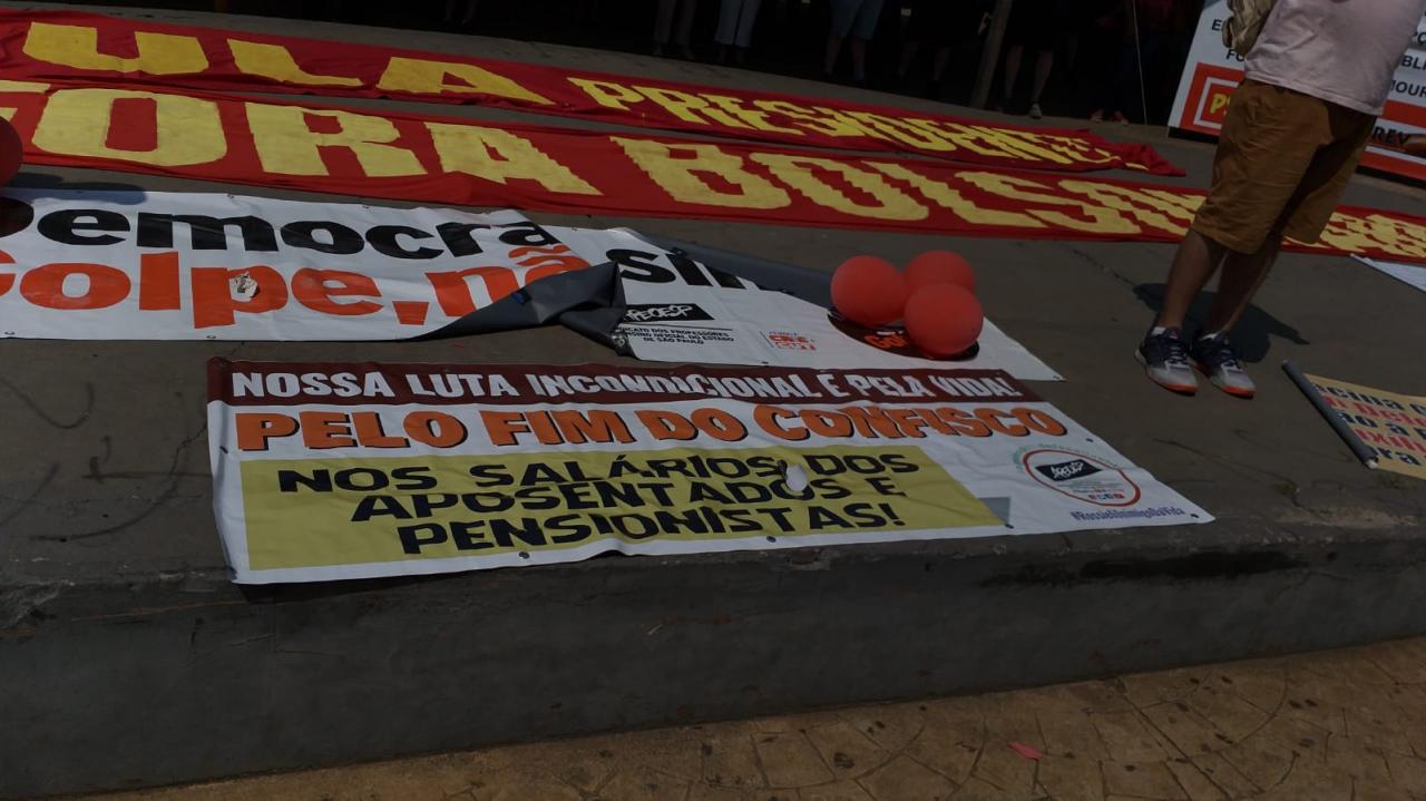 Foto 9 de 17 — Manifestantes fazem ato "Fora Bolsonaro" na Praça Santa Cruz; veja imagens